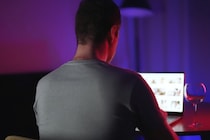 16歳前にアダルトコンテンツを見ると成人後の生活満足度が下がる