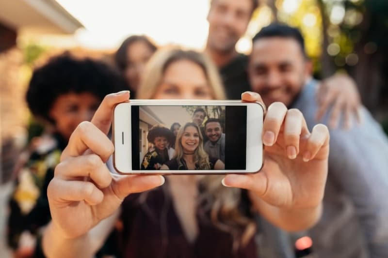 愛想笑いはなぜすぐ見抜けるのか？自然な笑顔と作り笑いの科学的違い