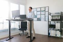 【スタンディングデスクもダメ】立ったままのデスクワークも健康に害がある