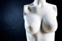 胸の大きい女性は自尊心が高い傾向がある