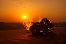 オーストラリア砂漠で燃える「謎の物体」を発見！”宇宙から落ちてきた”と話題に（画像あり）