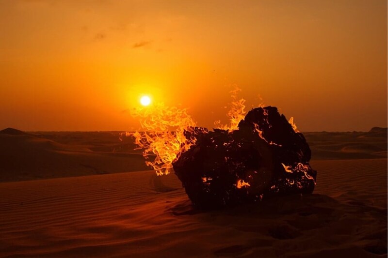オーストラリア砂漠で燃える「謎の物体」を発見！”宇宙から落ちてきた”と話題に（画像あり）
