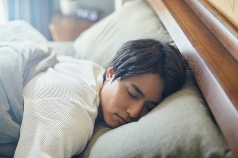 睡眠の質が悪い人ほど、脳が老けこんでいた