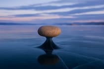 不思議な自然現象「バイカル禅」氷の台座に石が乗る理由