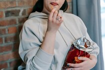 ドリトスを食べていた学生、AIの誤検知により警察に囲まれる