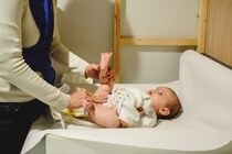 突然「腐った魚の匂い」を発し始めた赤ちゃん、その原因とは？