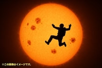 【奇跡の一枚】太陽を背景にダイブする写真を撮影