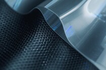 「強度20％向上、18％軽量化」の”グラフェン強化”プラスチックを開発