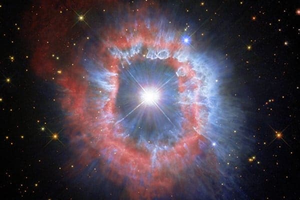 虚空に浮かぶ瞳のような「天の川銀河でもっとも明るい星」