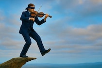 音楽家は「目隠し＆足踏み」でふらつかない