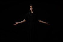 「最も黒い布」を開発、極楽鳥の羽毛から着想（画像あり）