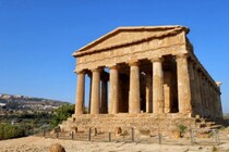 2700年前に亡くなった「逆さ王冠の貴婦人」の遺骨を発見、ギリシャ