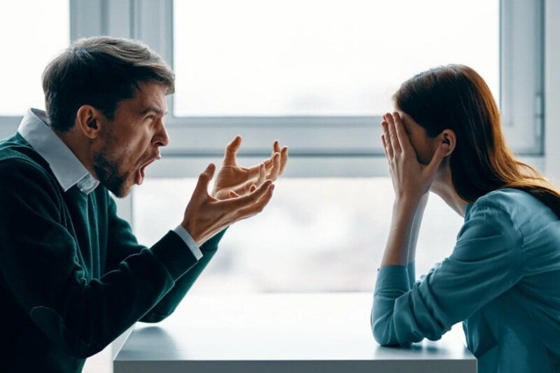 恋人と「政治の価値観」が違うと、関係満足度が下がる