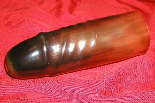 張形、中は空洞になっておりお湯に浸した綿を入れて温めて使っていた