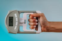 握力低下は認知機能低下に関連する――直結6割・回り道4割