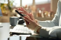 別れた恋人のSNS監視は「心の回復」を妨げる