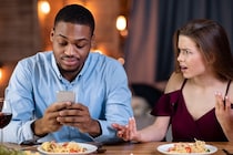 なぜ会話相手の目の前でスマホを操作してしまうのか？――スマホ時代の心理