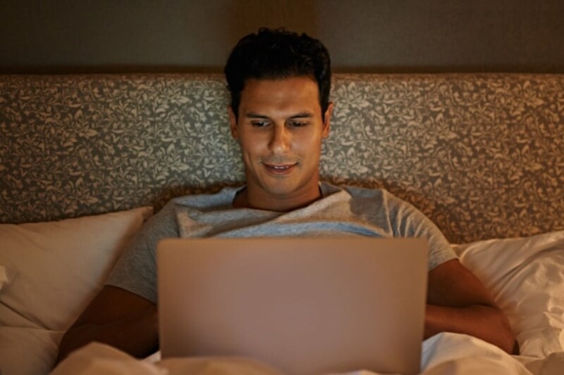 夜型は不安や孤独感が強く「あるもの」に依存しやすくなっていた