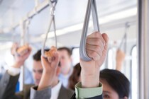 通勤時間が長いと「不眠症」になりやすい、さらに「家の広さ」も関係