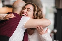 科学が教える「最高のハグ」とは？