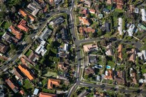 街のデザインによっては都市部より郊外に住む方が「うつ病リスク」が高くなる