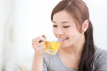 「グラスが厚いと甘いお茶」「グラスが薄いと苦いお茶」に感じる