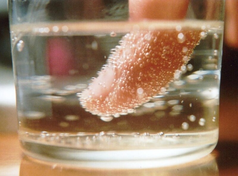 指にくっついた炭酸ガスの泡