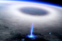 「誰かそこで必殺技使った？」カッコいい自然現象”ブルージェット”