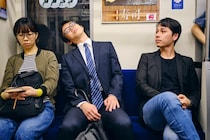 「やはり通勤は悪だった…」通勤時間が伸びるほどメンタルヘルスが悪化