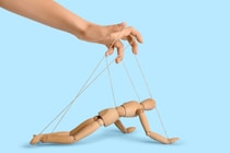 愛情の不安定な人ほど、他人への「支配欲」が強くなっていた