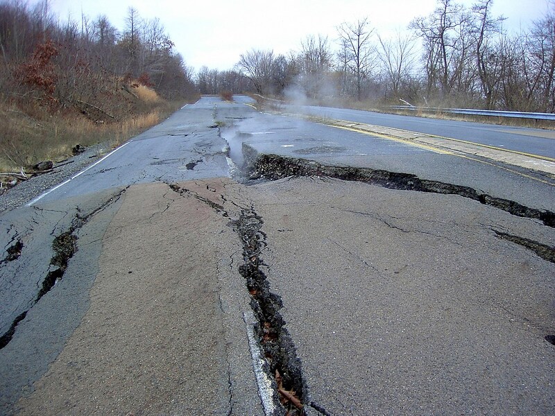 坑内火災で煙を吐き出すセントラリアの道路