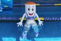 笑顔のロボットが水の上を歩く――密度は水の6％