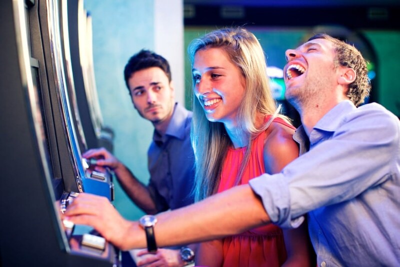 「ギャンブル依存」の人と親しいと自分のリスクも高まる