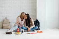 ゴシップネタに惹かれやすくなる心理状態が明らかに