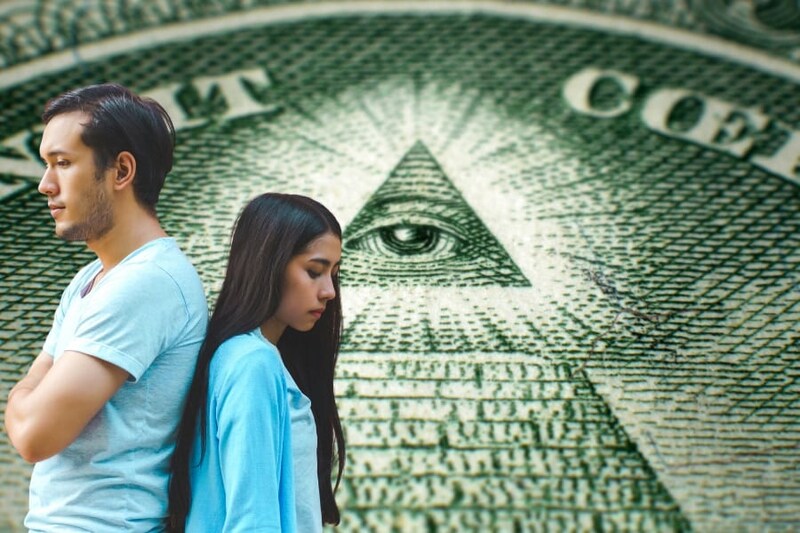 陰謀論にハマった恋人は「そこにいるのに、もう別人」だった