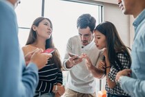 「SNSをあまり使わない＝健全な社会生活」とは限らない