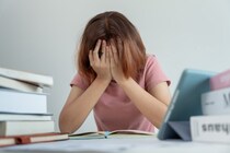 学業のプレッシャーと数年間の「抑うつ」「自傷」リスク上昇の関連が示される