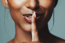 人は平均9～11個の秘密を抱えており、凹んでいる時に脳裏をよぎりやすい