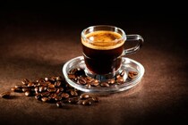 コーヒーを「1日2～3杯」飲む人は精神疾患リスクが低いが、5杯以上で逆効果