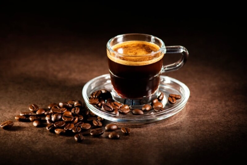 コーヒーを「1日2～3杯」飲む人は精神疾患リスクが低いが、5杯以上で逆効果