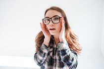 「眼鏡は魅力を下げるのか？」あるタイプの眼鏡だけ魅力が上がる