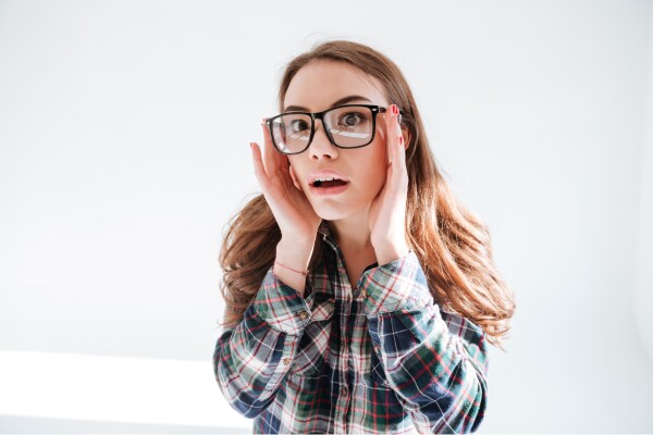 「眼鏡は魅力を下げるのか？」あるタイプの眼鏡だけ魅力が上がる