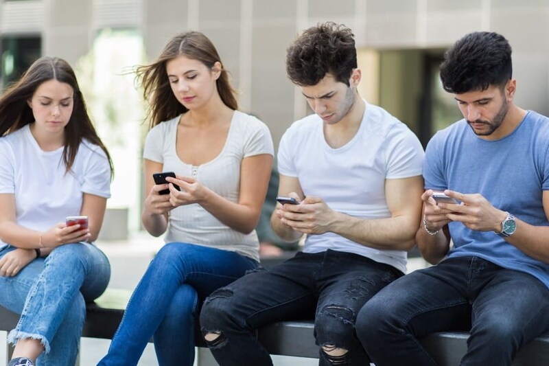 人前でスマホをいじっていると「共感力」が低下していく