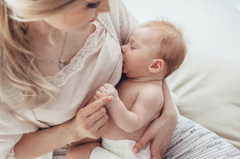 「完全母乳」3カ月以上で、”DNAの読み方”に差が生じる