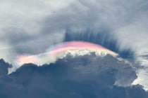 インドネシア上空に「虹色の雲」が出現ーーその正体とは？