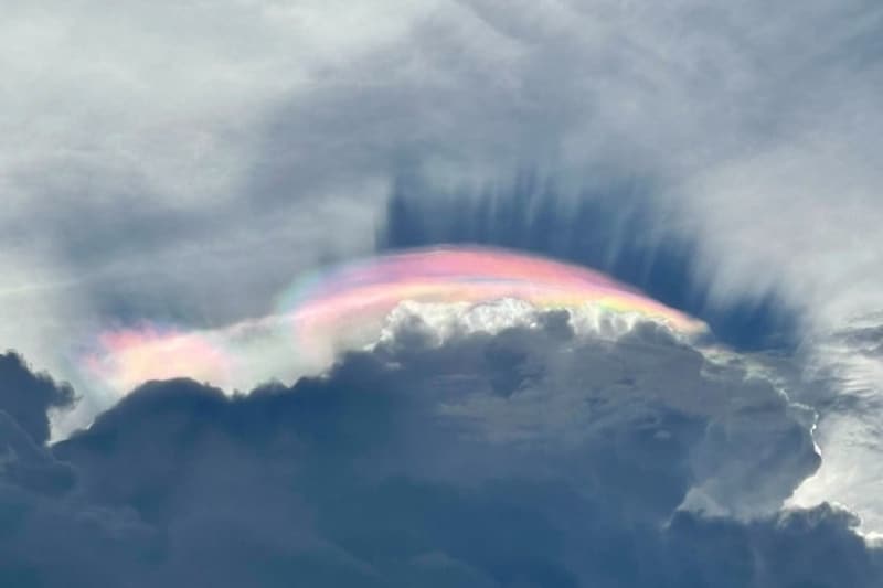 インドネシア上空に「虹色の雲」が出現ーーその正体とは？