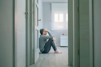 うつと不安症を持つ人が一人暮らしすると「自殺リスクが500%」も高まる傾向