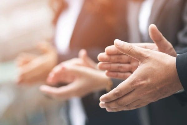 実は長いこと未解明だった「拍手の音」があんなに大きい理由