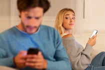 恋人それぞれが「スマホ操作」、実は”深く傷ついている”タイプとは？