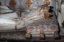 中世バルセロナの「王妃アリゼンダの墓」を開封し、遺骨を調査